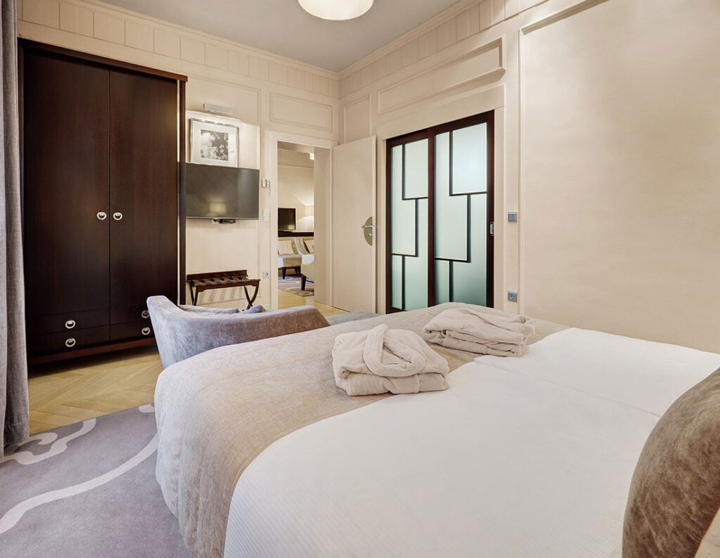 signature item 07 - Signature Suite